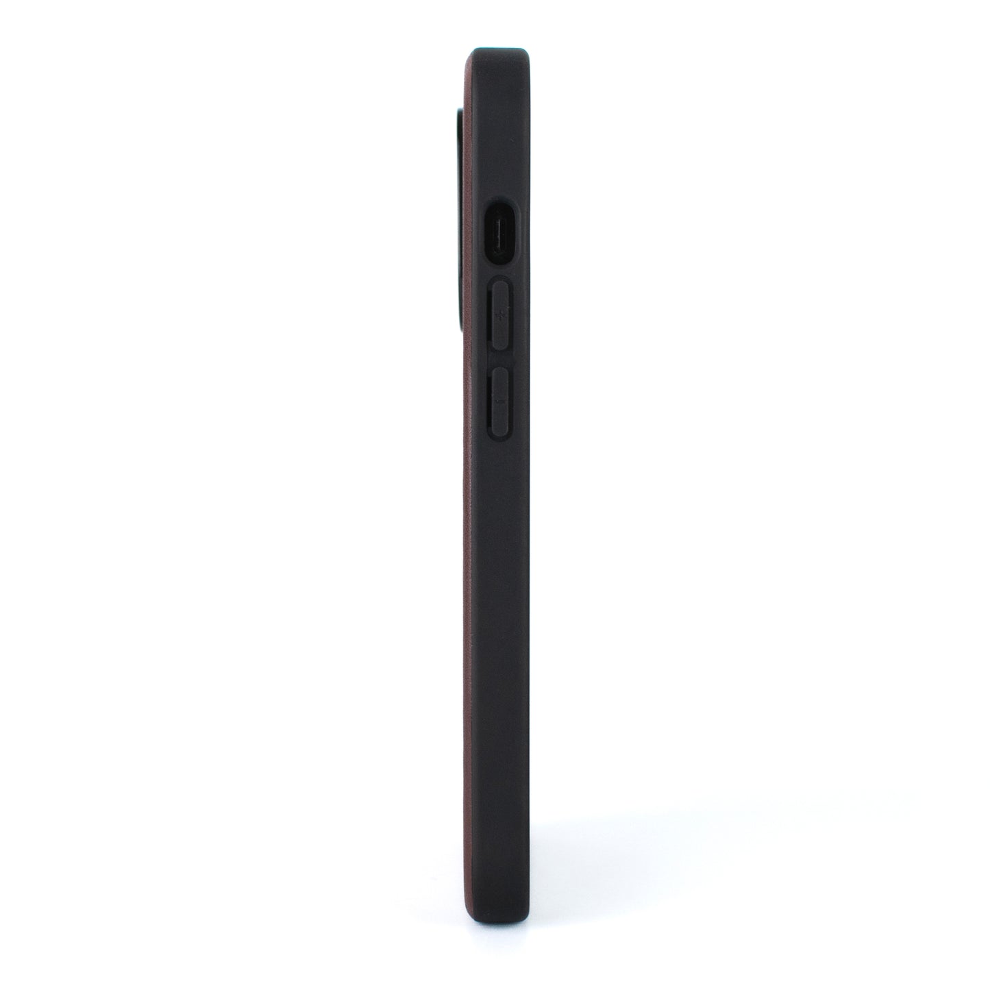 side on image of the SKNS LEATHER Brown MagSafe case on the iPhone 14 & 15 showcasing the ultra thin design