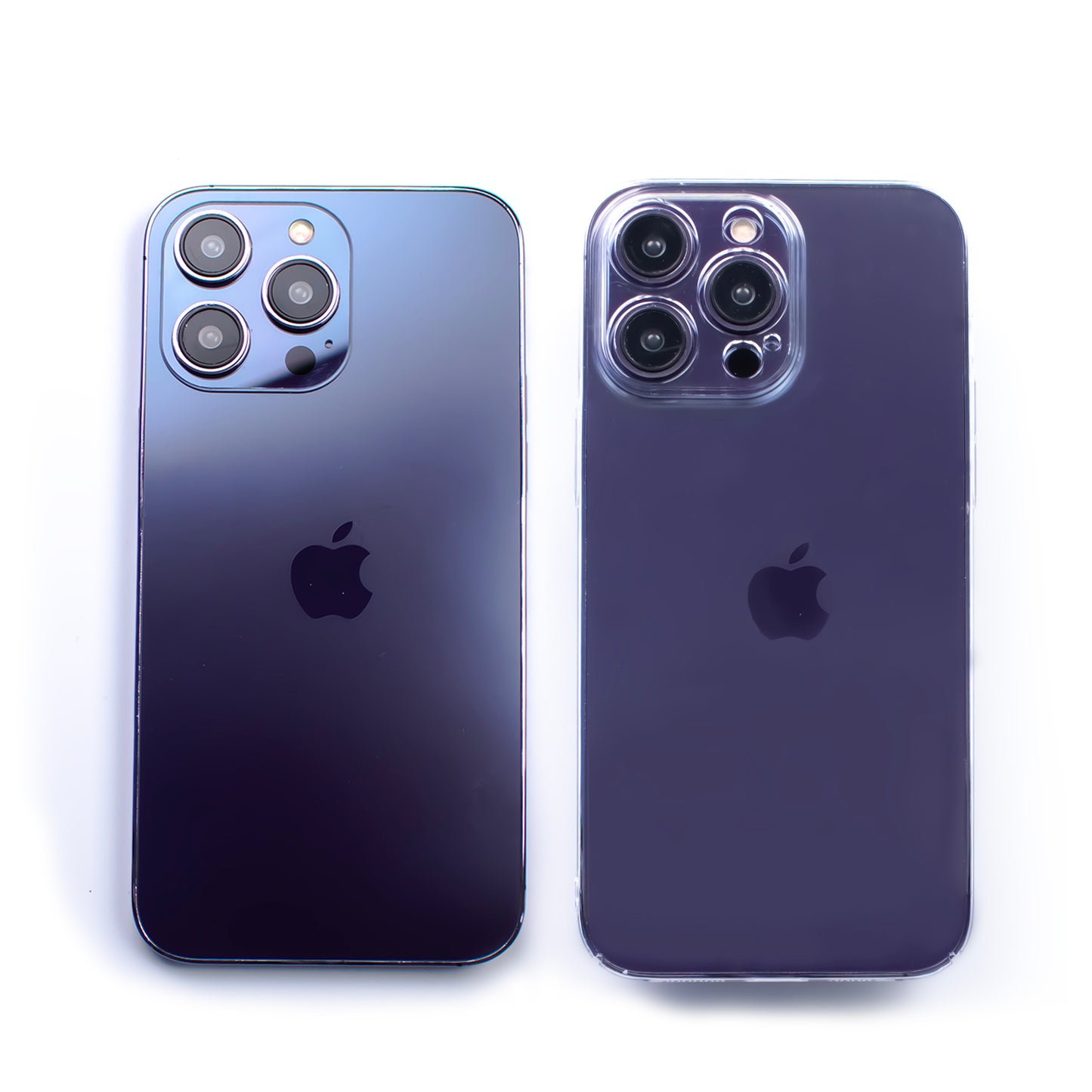 Side-by-side view of two iPhone 14 pro / pro max, one with the slim SKNS CLEAR case and one without, showcasing the thin design