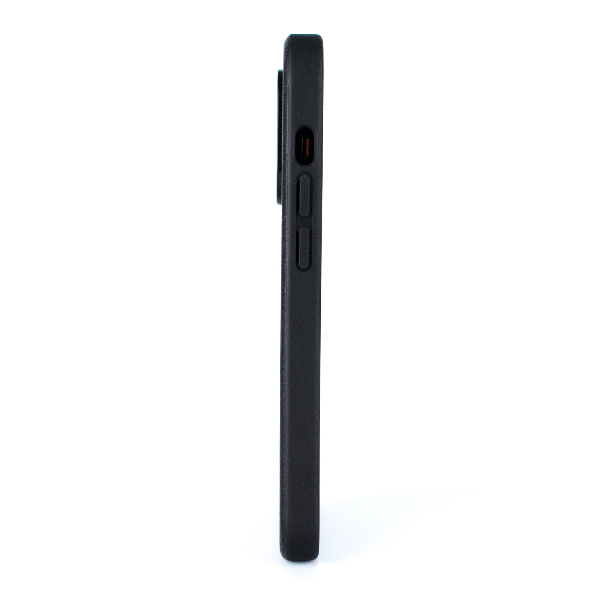 side on image of the SKNS LEATHER Black MagSafe case on the iPhone 14 & 15 showcasing the ultra thin design 