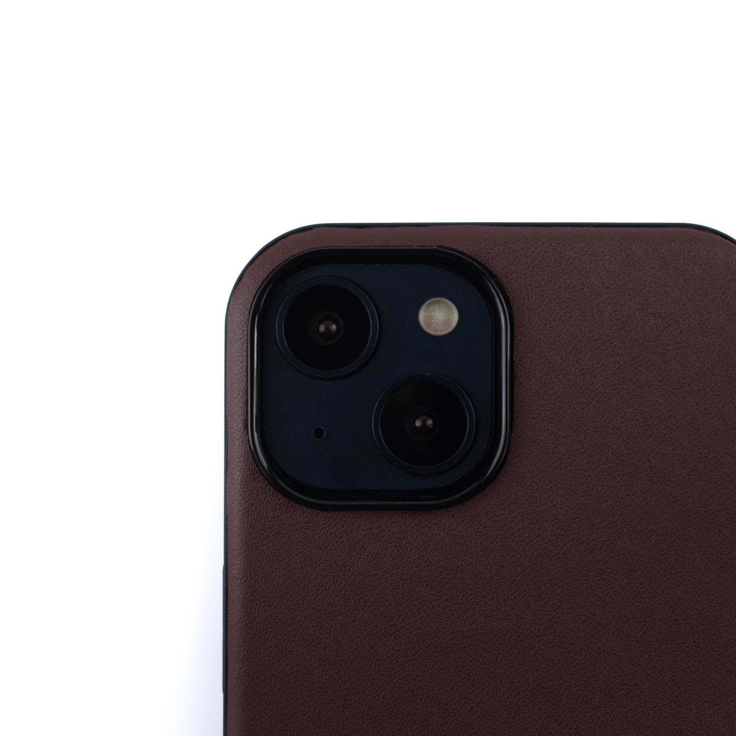 Close up camera image of the SKNS LEATHER Brown MagSafe Case fitted to the iPhone 15 & 14 showing the protective raised lip