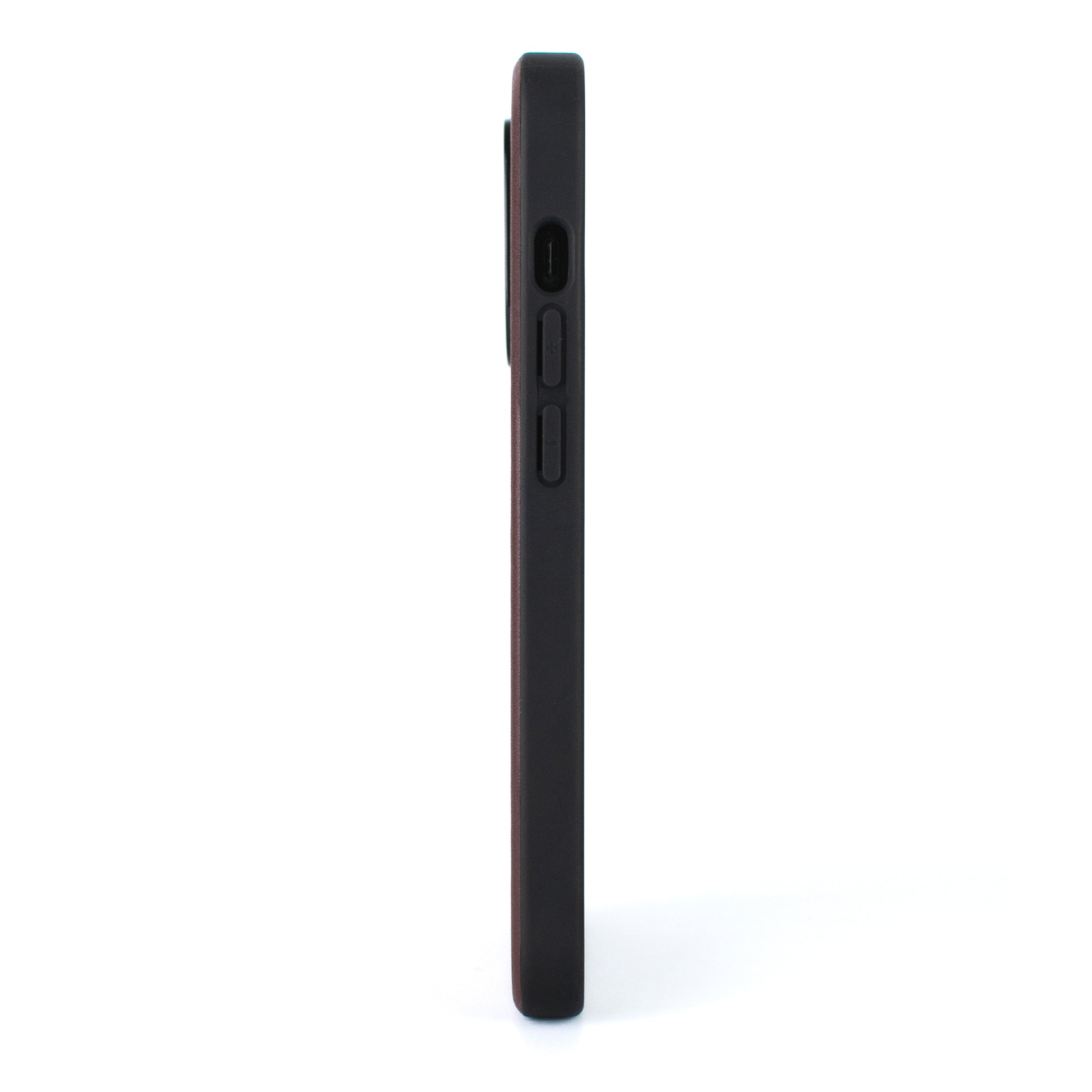 side on image of the SKNS LEATHER Brown MagSafe case on the iPhone 14 & 15 showcasing the ultra thin design 